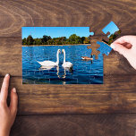 Puzzle Cisnes blancos en los jardines Round Pond Kensingt<br><div class="desc">Laguna redonda con cisnes en Kensington Gardens el Royal Park London,  Reino Unido,  Europa.</div>