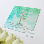 Puzzle Cita de Rótulo Pose Om del árbol de meditación del<br><div class="desc">Yoga Studio Instructor de Meditación / Entrenador de Vida / Curador / Maestro de Reiki / Terapia de Masaje Citas Rompecabezas . Elegante Pose de Meditación de Yoga Verde y Azul / Pose Árbol / Vrksasana Pose y Om Symbol. "Cuando encuentras paz dentro de ti, te conviertes en el tipo...</div>