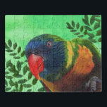 Puzzle Colores brillantes de loro de Macaw Fethers se dej<br><div class="desc">Este rompecabezas de la sierra acrílica tiene un loro de macao con plumas en colores brillantes de azul,  amarillo,  verde con un pico rojo sentado frente a plantas verdes frondosas sobre un fondo verde mezclado.</div>