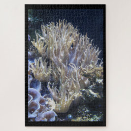 Puzzle Coral blanco pálido vivo en agua del océano oscuro