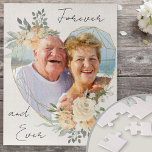 Puzzle Corazón Boda dorado para siempre y para siempre fo<br><div class="desc">Lienzo fotográfico personalizado que muestra tu foto favorita en un marco dorado geométrico en forma de corazón. El marco está decorado con flores de color agua y crema. Está escrito con la frase "para siempre y para siempre" en un elegante guión informal escrito a mano en un fondo blanco neutro...</div>