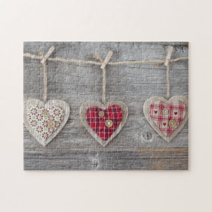 Puzzle Corazones sobre una tabla de madera