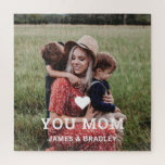 Puzzle Corto corazón te ama la foto del Día de la Madre<br><div class="desc">Cute Heart Love You Mom's Day Photo Puzzle (Rompecabezas de foto del Día de la Madre, Corazón Cute Ama You, Mamá) presenta tu foto favorita con el texto "(corazón de amor) you Mom" en un escritura blanca moderna con tus nombres debajo. Personalice editando el texto en el cuadro de texto...</div>