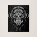 Puzzle Cráneo del azúcar de DJ, oscuro<br><div class="desc">Este DJ elaborado azucara diseño del cráneo se adorna con remolinos y modelos de punto complejos. Los auriculares se sientan encima del cráneo con dos alambres que cuelgan abajo. Las líneas y los círculos del complejo se pintan negros mientras que el interior es un color gris profundo, destacado. El cráneo...</div>