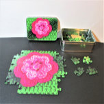 Puzzle Crochet de impresión acrílico de diseño verde de f<br><div class="desc">La imagen floral verde y rosa impresa en un rompecabezas acrílico es de una foto de una creación crocheted original diseñada a mano y Copyright © del diseñador publicado Delores Chamblin. En el rompecabezas se reproduce la imagen de la flor artesanal,  las hojas y el botón de la perla.</div>