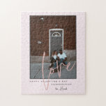 Puzzle Cualquier color | Feliz Día de San Valentín<br><div class="desc">El rompecabezas moderno y divertido del "Feliz Día de San Valentín", que presenta el superpuesto del tipo de letra del guión, corazones y tu propia foto. Los colores se pueden cambiar según se desee. Añade tu elección de personalización. ¡Un regalo perfecto para que tu otra mitad sepa cuánto los amas!...</div>