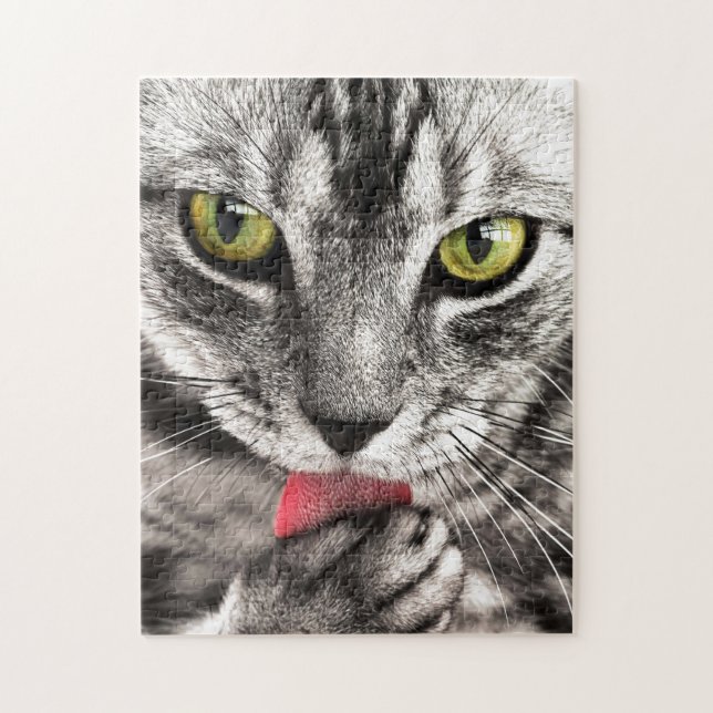 Puzzle Cute Tabby Cat Lavando su cara (Vertical)