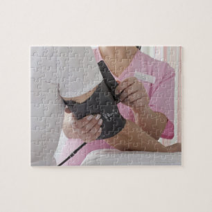 Puzzle de enfermerea tomando la tensión.