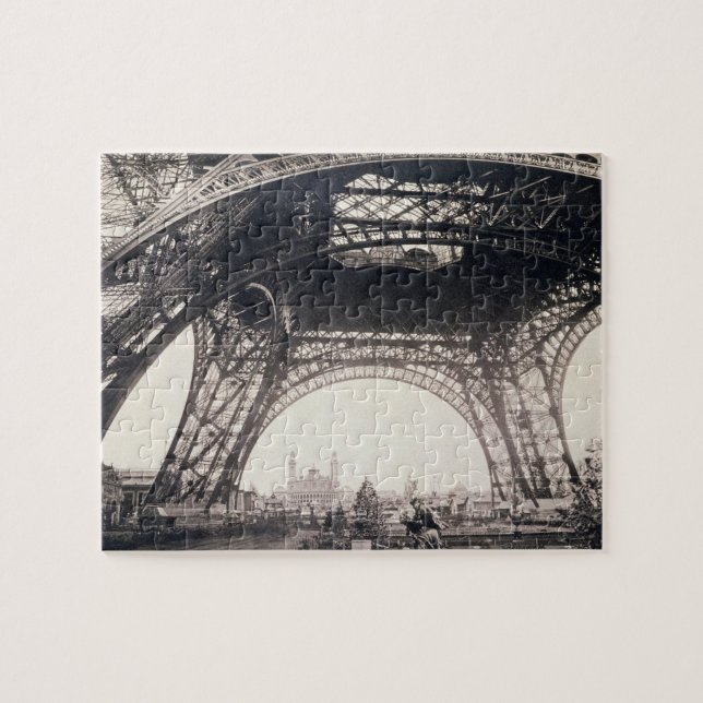 Puzzle Debajo de la torre Eiffel, antes de ascender, de (Horizontal)