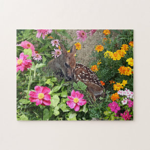 Puzzle Deer bebé descansa entre flores en los bosques