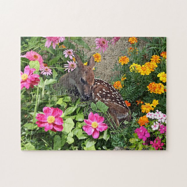 Puzzle Deer bebé descansa entre flores en los bosques (Horizontal)