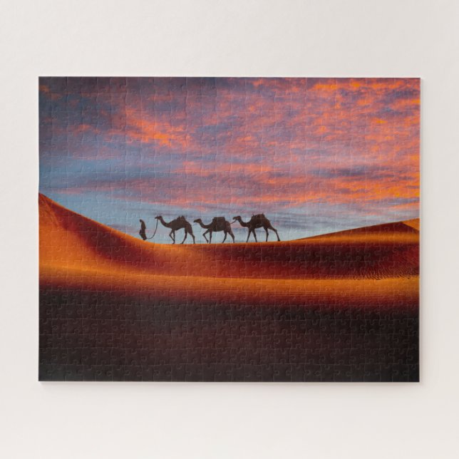 Puzzle Desiertos | Hombre y camellos en las dunas de aren (Horizontal)