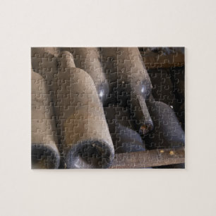 Puzzle Detalle de botellas polvorientas en latas de mader