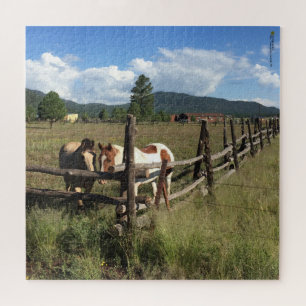 Puzzle Dos caballos en la cerca rústica de postes de made