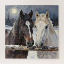 Dos caballos en una granja nevada bajo la luz de l