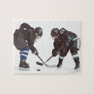 Puzzle dos jugadores de hockey caucásicos que llevan la