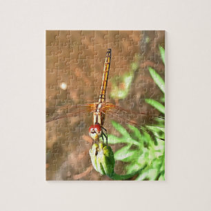 Puzzle Dragonfly artístico descansando sobre la cabeza de