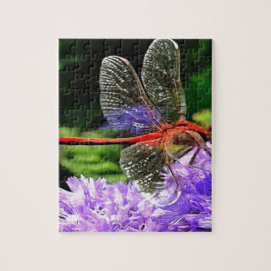 Puzzle Dragonfly rojo sobre las flores violetas moradas