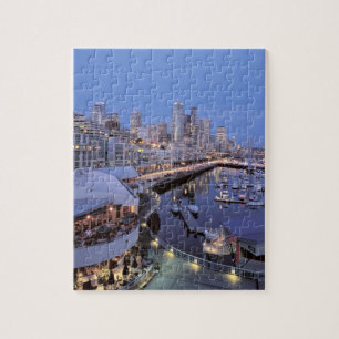 Puzzle Dusk en el puerto de Bell en Seattle, Washington.