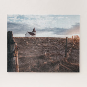 Puzzle Edificio de la iglesia y campo de heno al atardece