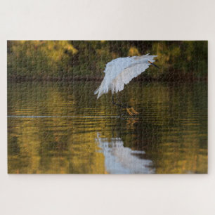 Puzzle Egret en vuelo sobre el estanque dorado
