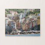 Puzzle El color de la Riviera italiana Cinque Terra<br><div class="desc">Cinque Terra, en la Riviera italiana — Como centro turístico, la Riviera italiana goza de más de 300 días de sol al año, y es conocida por sus playas, pueblos pintados de colores, entorno natural, comida, escalada en roca y vistas panorámicas de casas de campo y casas de campo centenarias....</div>