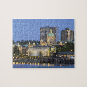 Puzzle El edificio del Parlamento iluminado en el interio