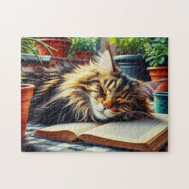 Puzzle El gato de Maine Coon Tabby durmiendo en un jardín (Horizontal)