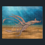 PUZZLE EL GIGANTE SQUID<br><div class="desc">Criaturas marinas grandes y pequeñas desdeñan leyendas sobre todas ellas, pero la que realmente tememos es que el calamar gigante acechando bajo las olas listo para hundir barcos y dejar tantos marineros muertos. Dedicada a los que tienen un interés afectuoso en que los krakin se escondan en el mar, esta...</div>