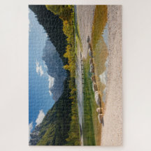 El lago Jasna en los Alpes eslovenos en otoño