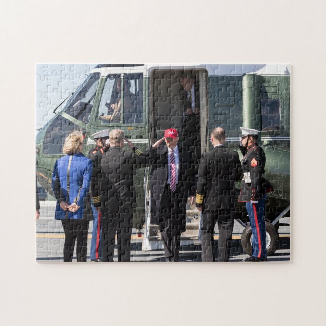 Puzzle El presidente Donald Trump sale del mar (Horizontal)