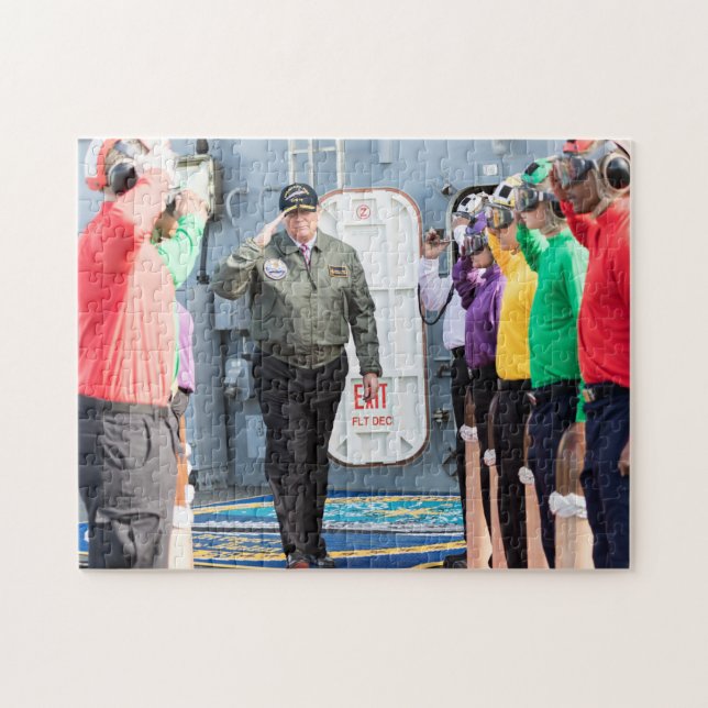 Puzzle El presidente Donald Trump saluda a los marineros (Horizontal)