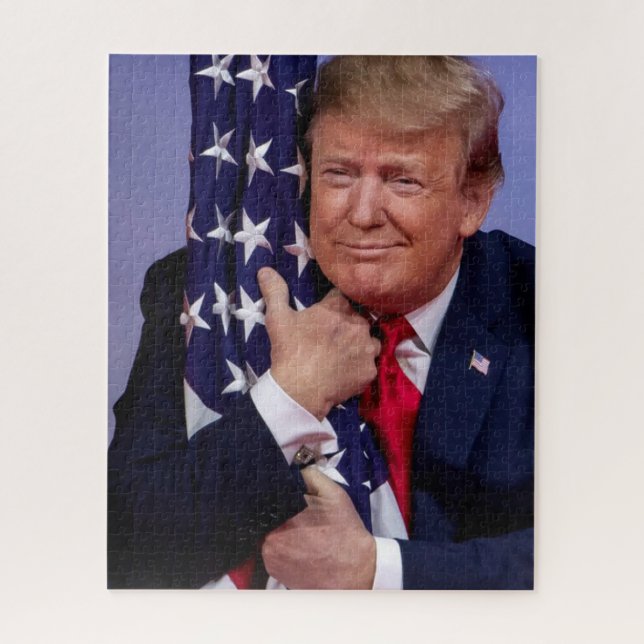 Puzzle El presidente Trump abrazando la bandera estadouni (Vertical)