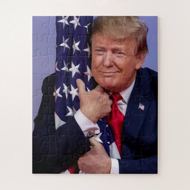 Puzzle El presidente Trump abrazando la bandera estadouni (Vertical)