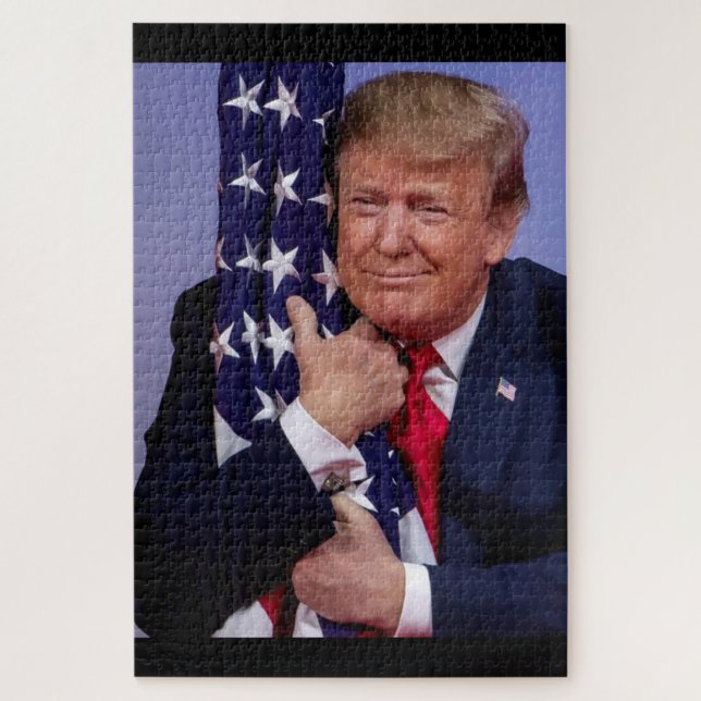 Puzzle El presidente Trump abrazando la bandera estadouni (Vertical)