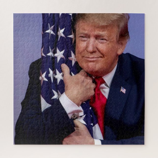 Puzzle El presidente Trump abrazando la bandera estadouni (Vertical)