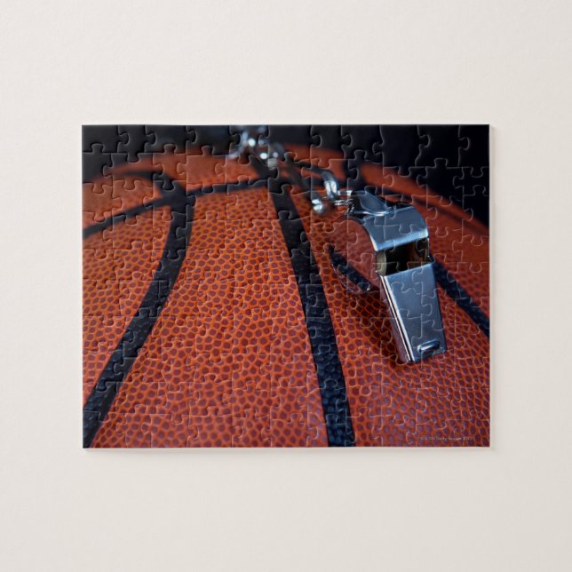 Puzzle El silbato de un árbitro descansa sobre un (Horizontal)