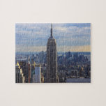 Puzzle Empire State Building<br><div class="desc">Dramática foto del icónico monumento de la ciudad de Nueva York, el Empire State Building, contra un cielo azul con nubes blancas. Foto de Bobby Mikul.</div>