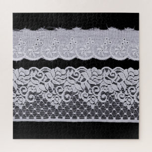 Puzzle encaje blanco ornamental, fondo negro aislado.