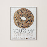 Puzzle Eres mi favor de la boda de todo el bagel<br><div class="desc">El diseño presenta un original ilustracion de marca de un delicioso bagel de todo, coronado con semillas de amapola, semillas de sésamo, copos de cebolla, sal y mucho ajo. ¡Igual que el que hace tu panadería local! Ideal para un boda o para una fiesta de compromiso. Sólo personaliza con tu...</div>