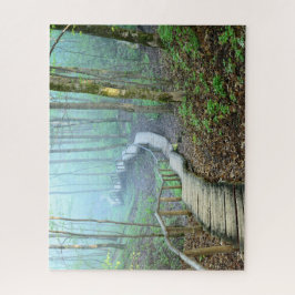 Puzzle Escaleras de madera sinuosas a través del bosque