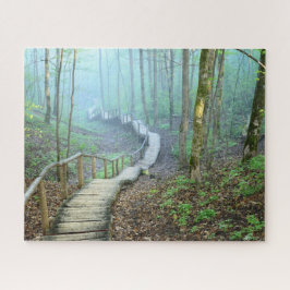 Puzzle Escaleras de madera sinuosas a través del bosque