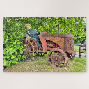 Puzzle Escarecrow sobre un viejo tractor oxidado, Irlanda
