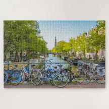 Escena típica de Ámsterdam con bicicletas y canal