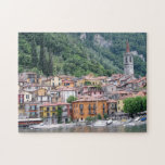 Puzzle Escenario Varenna, Italia en el lago Como<br><div class="desc">Esta panorámica vista de Varenna, Italia, fue encantadora en persona, pero será su propia visión especial cuando se complete. Varenna es un comune del lago de Como, en la provincia de Lecco, en la región italiana de Lombardía, situada a unos 60 kilómetros al norte de Milán y a unos 20...</div>