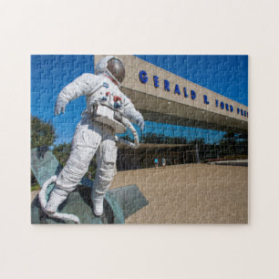 Puzzle Escultura de hombre en el espacio