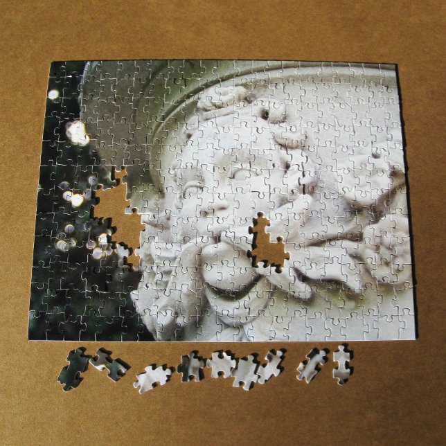Puzzle Escultura del hombre verde (Green Man Sculpture Puzzle in progress, in situ)
