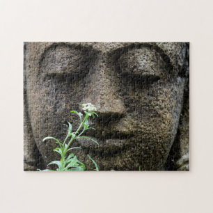 Puzzle Estatua de jardín de piedra con flor