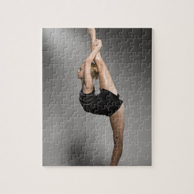 Puzzle Estiramiento de gimnasta femenina, toma de estudio (Vertical)