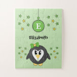 Puzzle Estrellas de pingüino y nombres de niños verdes<br><div class="desc">Rompecabezas para los niños.
Con un lindo pingüino,  estrellas,  nombre y inicial.
Verde y amarillo.
La idea de regalo para los niños.</div>